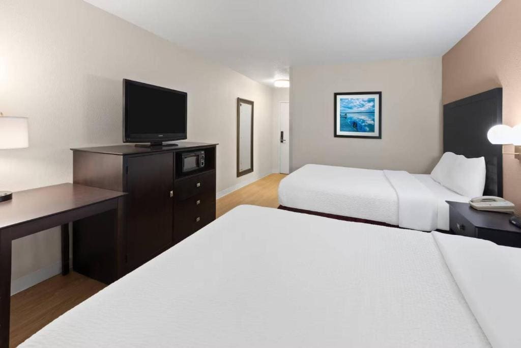 Quadruple Room with Two Queen Beds - Non Smoking room - Image 2