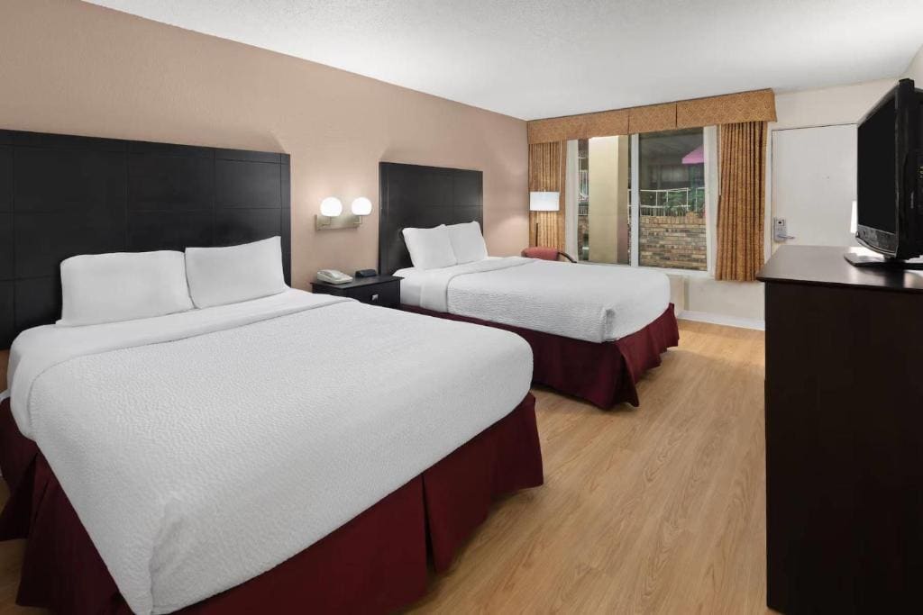 Quadruple Room with Two Queen Beds - Non Smoking room - Image 3