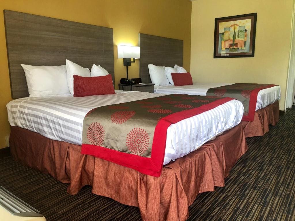Queen Room with Two Queen Beds - Non-Smoking room - Image 2