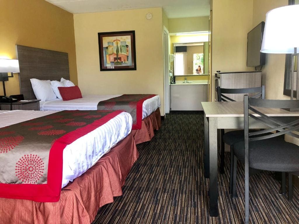 Queen Room with Two Queen Beds - Non-Smoking room - Image 1