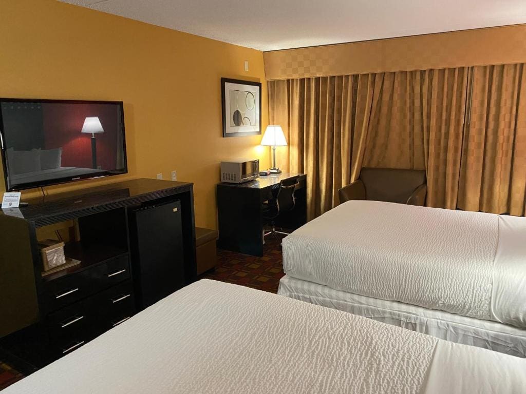 Queen Room with Two Queen Beds - Non-Smoking room - Image 1
