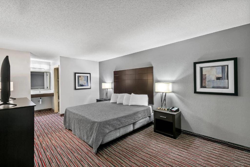 King Suite - Non-Smoking room - Image 1