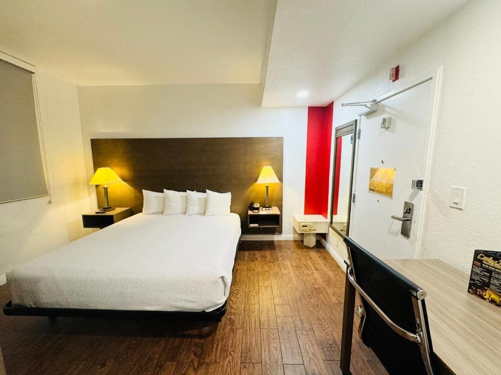 King Room with Mobility/Hearing Impaired Access - Non-Smoking room - Image 1