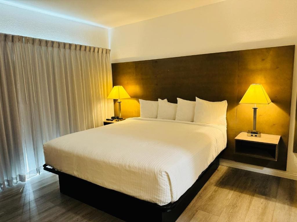 King Room with Harbor View - Non-Smoking room - Image 1
