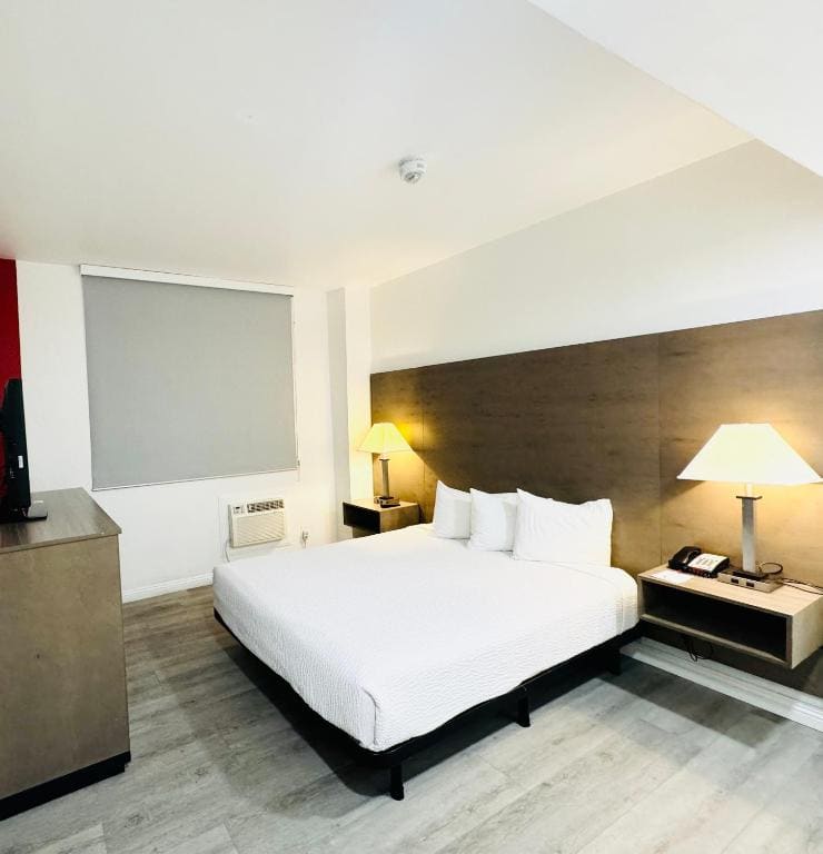 2 Queen Beds, One-Bedroom, Mobility/Hearing Impaired Accessible, Non-Smoking room - Image 1