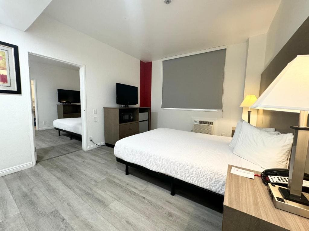 2 Queen Beds, One-Bedroom, Mobility/Hearing Impaired Accessible, Non-Smoking room - Image 3