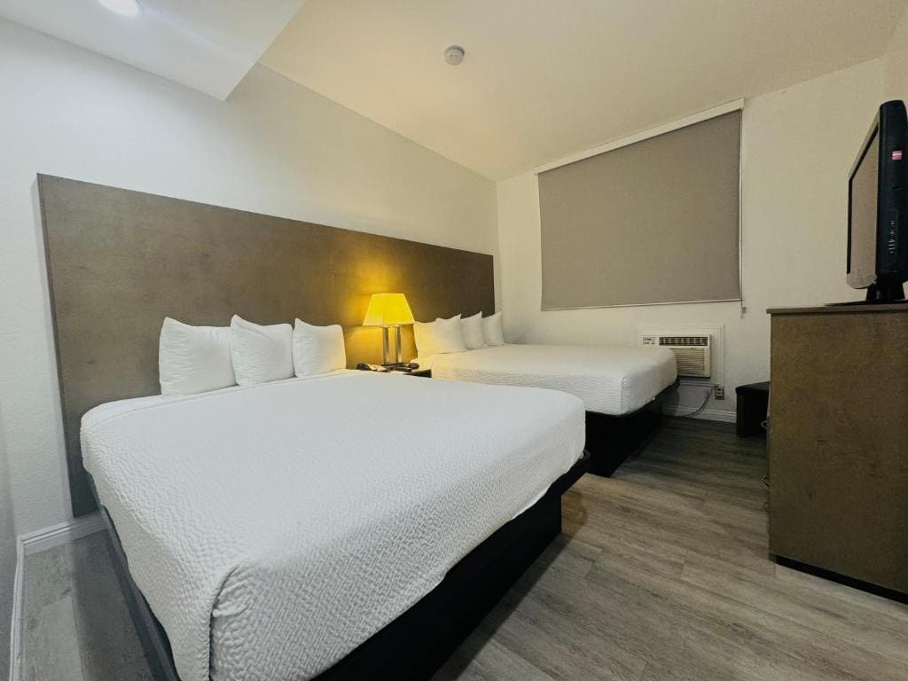 One-Bedroom Suite with Two Queen Beds - Non-Smoking room - Image 1
