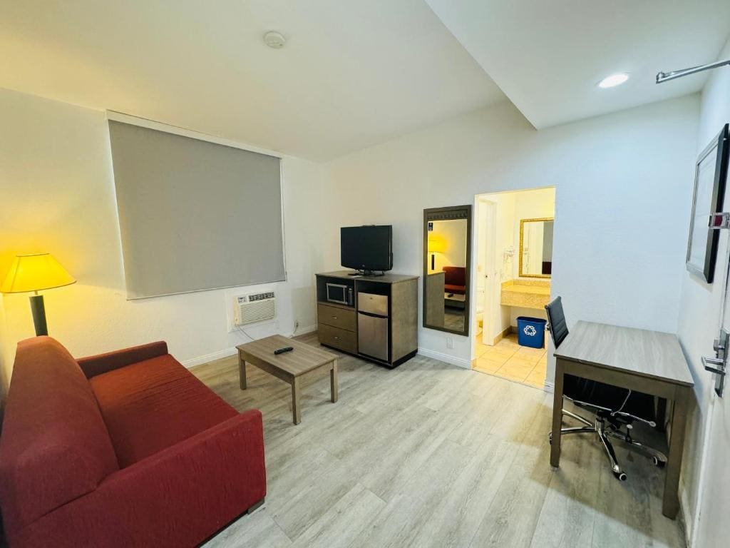 One-Bedroom Suite with Two Queen Beds - Non-Smoking room - Image 3