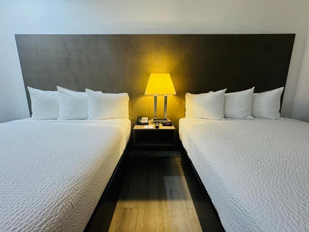 Queen Room with Two Queen Beds - Non-Smoking room - Image 3