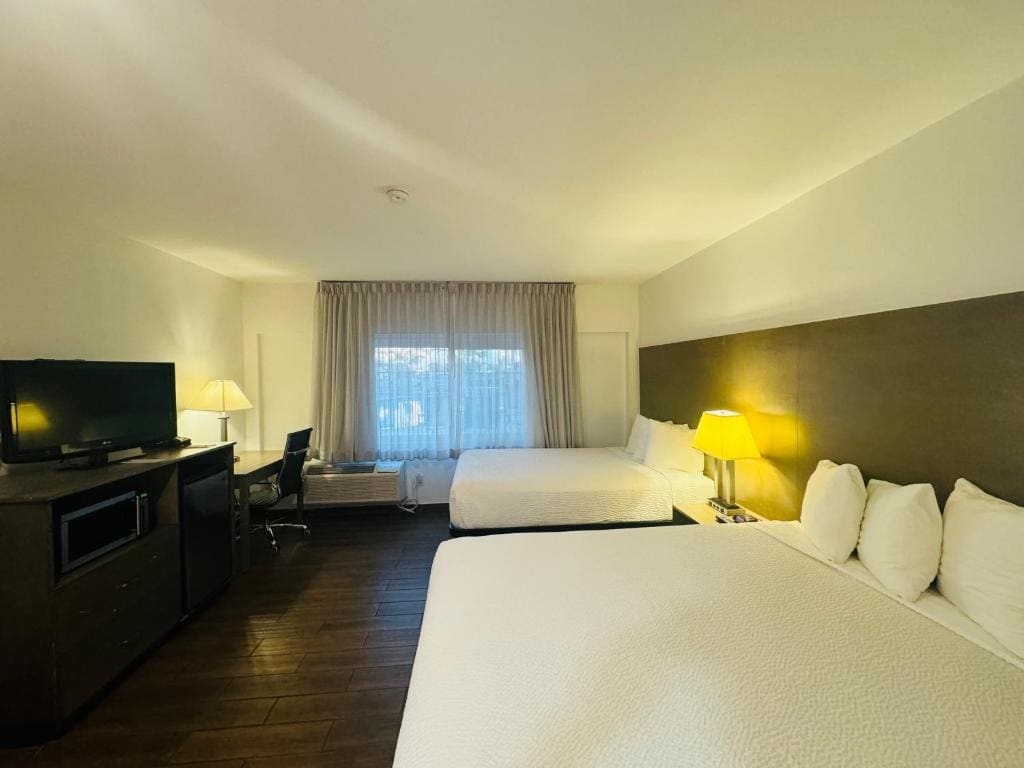 Queen Room with Two Queen Beds - Non-Smoking room - Image 1