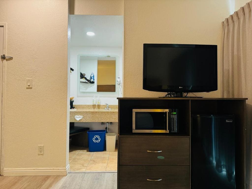 King Room with Balcony - Non-Smoking room - Image 3