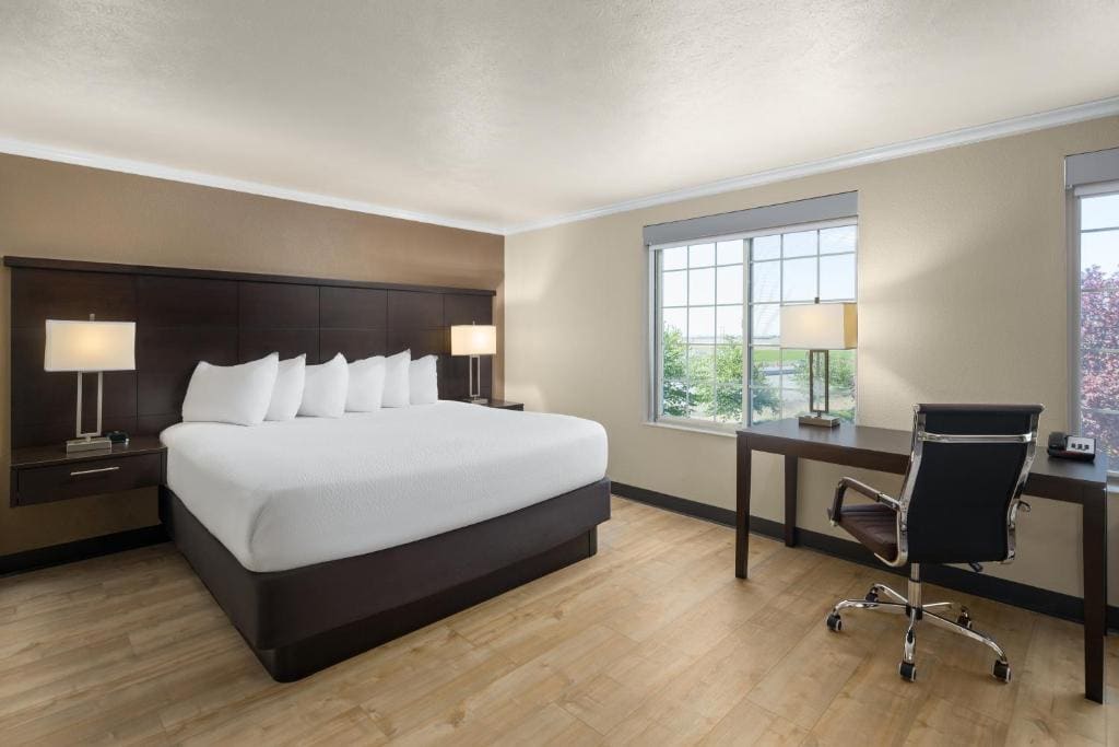 Business King Room - Non-Smoking room - Image 1