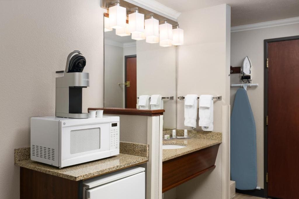 King Studio Suite - Non-Smoking room - Image 3