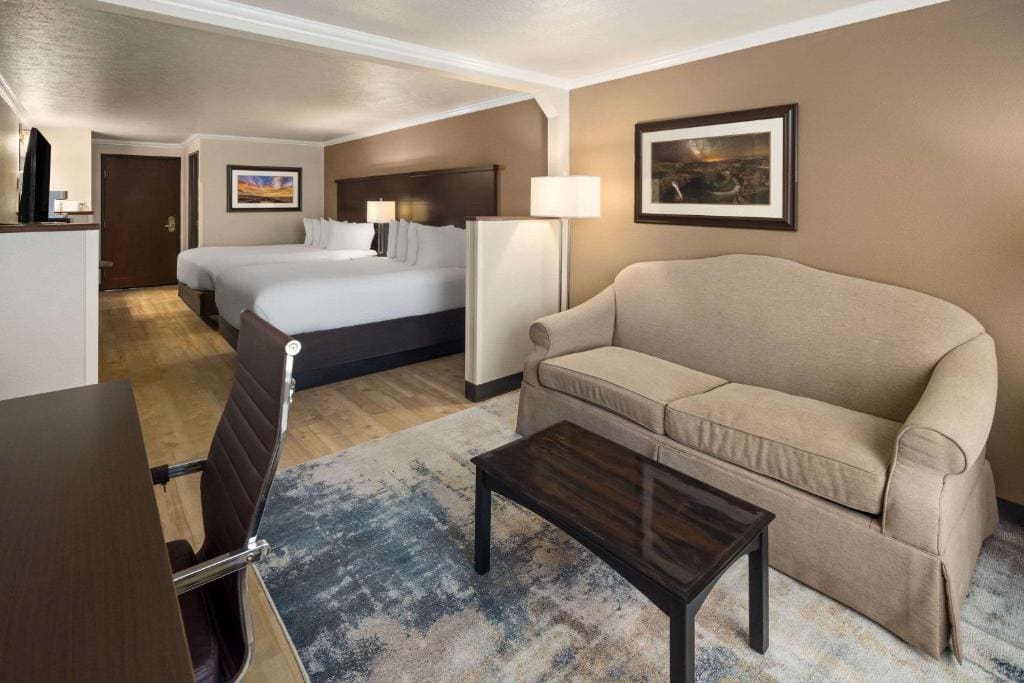 Family Studio Suite with Two Queen Beds - Non-Smoking room - Image 1