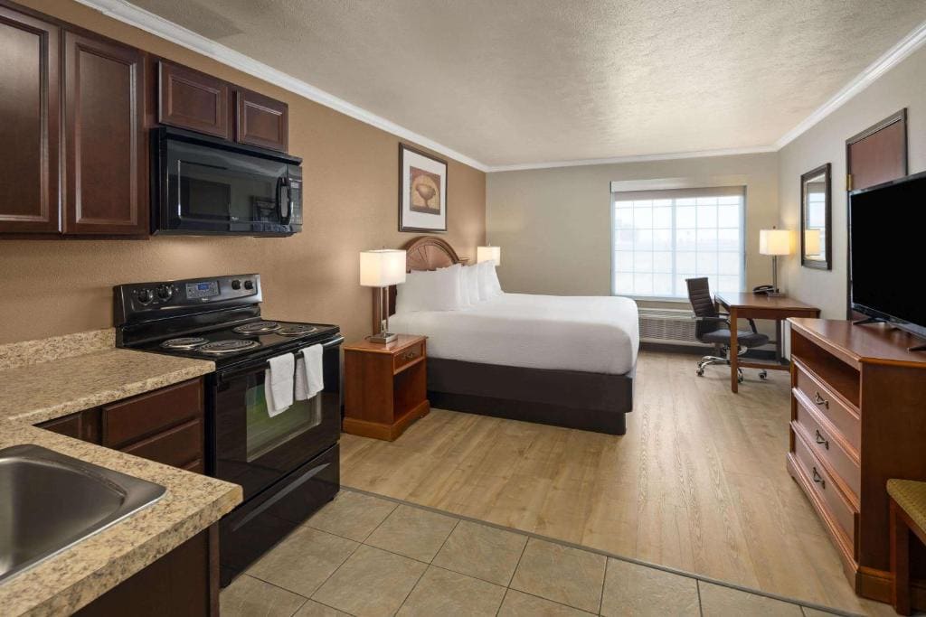 King Studio Suite - Non-Smoking room - Image 2