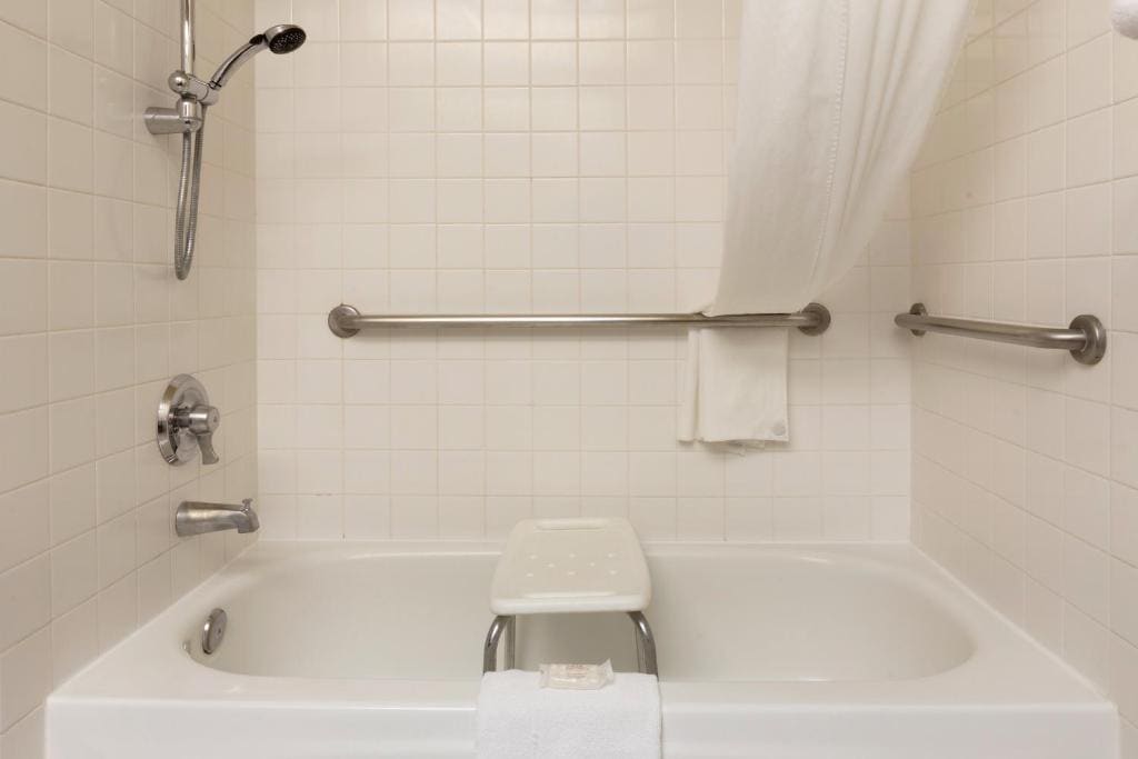Queen Room - Disability Access/Non-Smoking room - Image 2