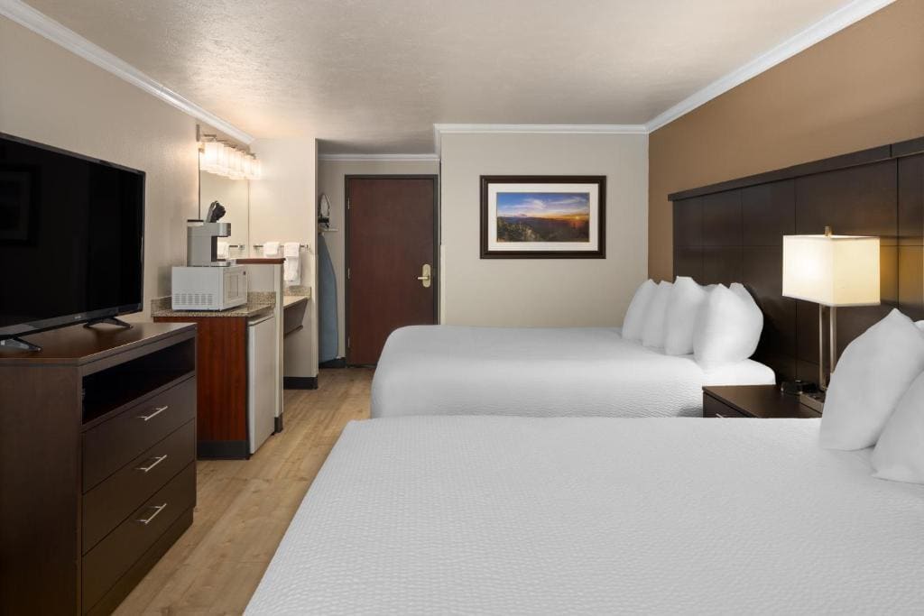 Queen Room with Two Queen Beds - Non-Smoking room - Image 1