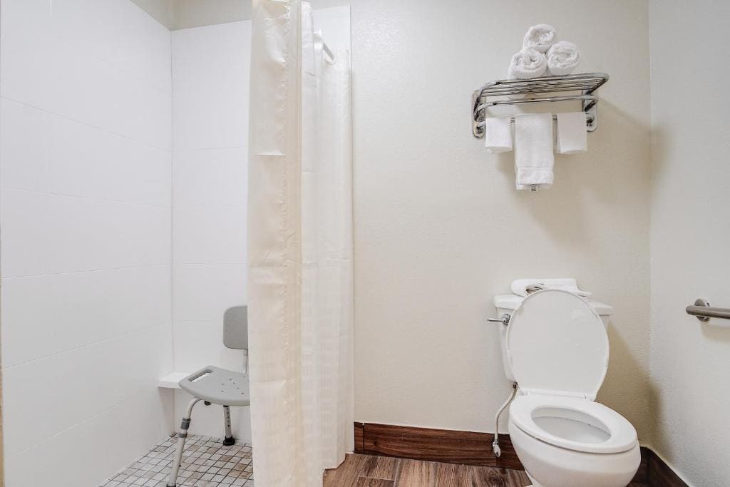 King Room with Roll-in Shower - Mobility Access/Non-Smoking room - Image 3