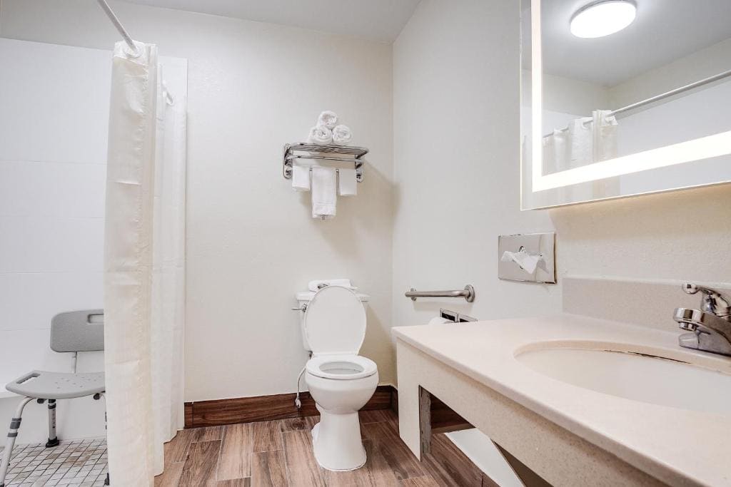 King Room with Roll-in Shower - Mobility Access/Non-Smoking room - Image 2