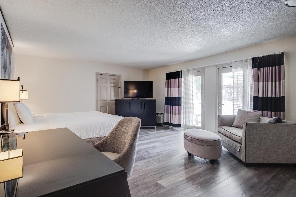 King Studio Suite - Non-Smoking room - Image 2