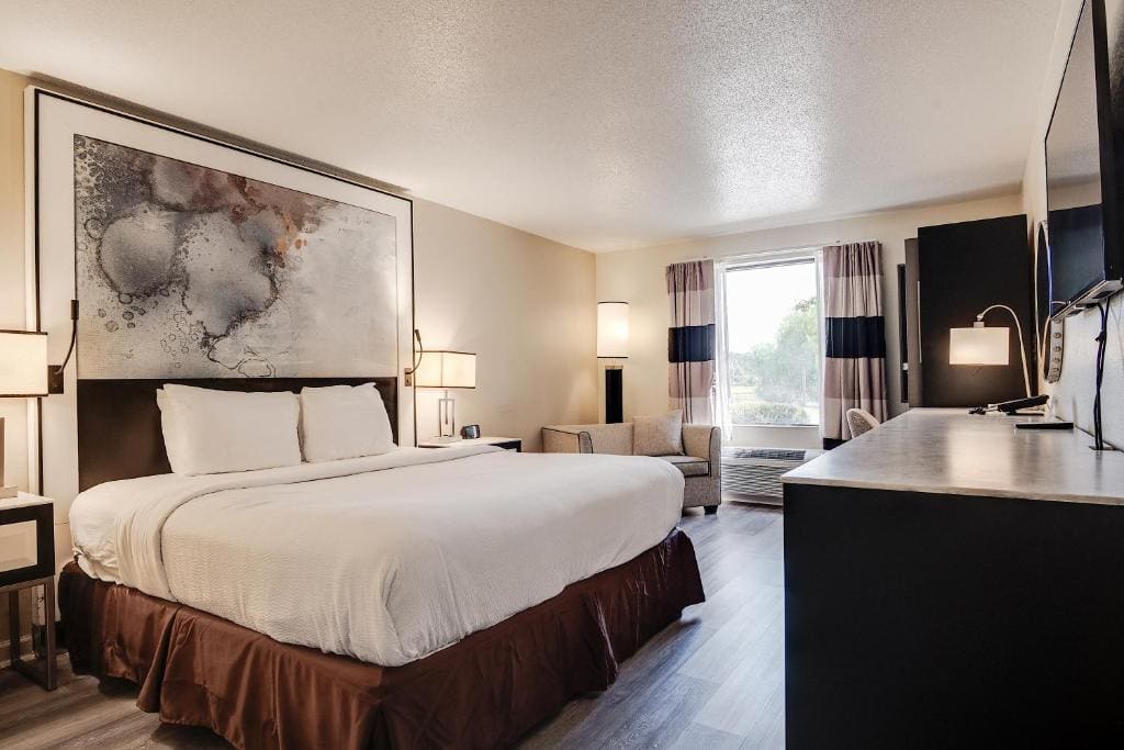 King Room with Roll-in Shower - Mobility Access/Non-Smoking room - Image 1