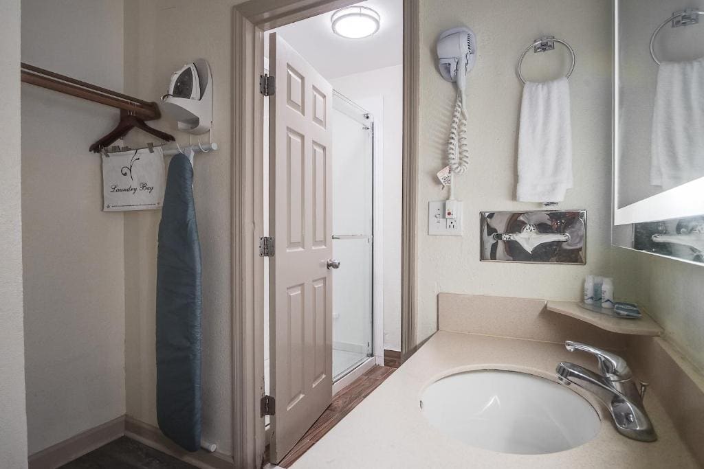 Queen Room with Two Queen Beds, Mobility Access and Roll-In shower, Non-Smoking room - Image 3