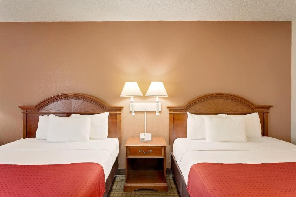 Queen Room with Two Queen Beds - Non-Smoking room - Image 1