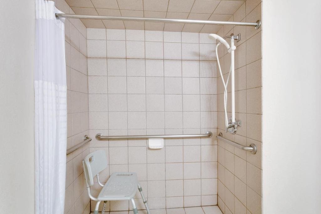 King Room - Disability Access/Non-Smoking room - Image 3