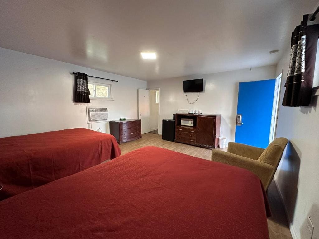 Queen Room with Two Queen Beds - Smoking room - Image 3