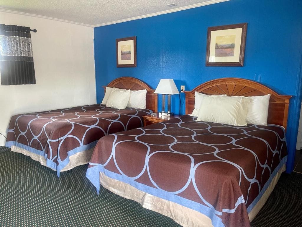 Standard Queen Room with Two Queen Beds - Non-Smoking room - Image 3