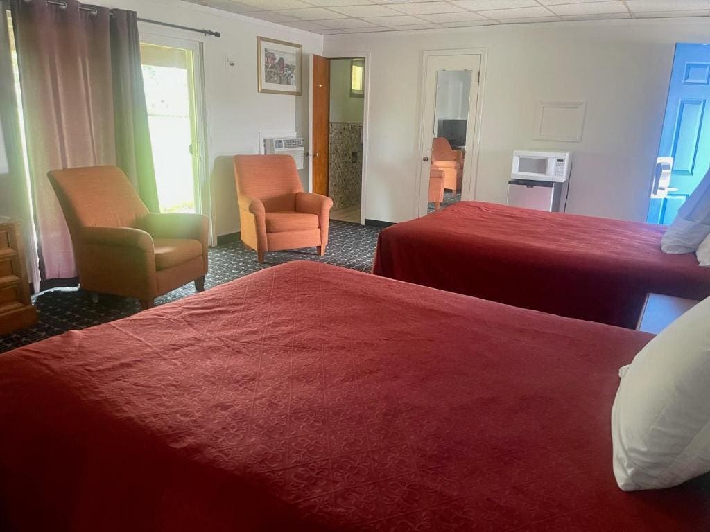 Standard Queen Room with Two Queen Beds - Non-Smoking room - Image 2