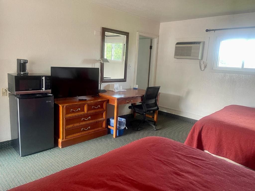 Queen Room with Two Queen Beds - Smoking room - Image 2