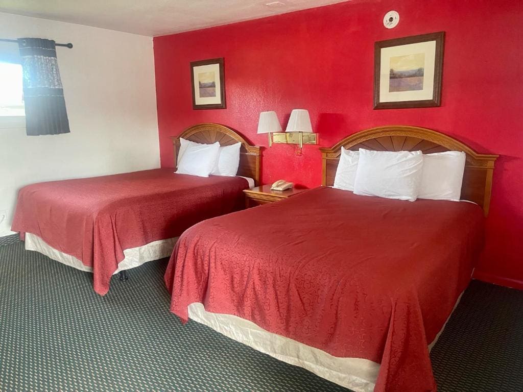 Queen Room with Two Queen Beds - Smoking room - Image 1
