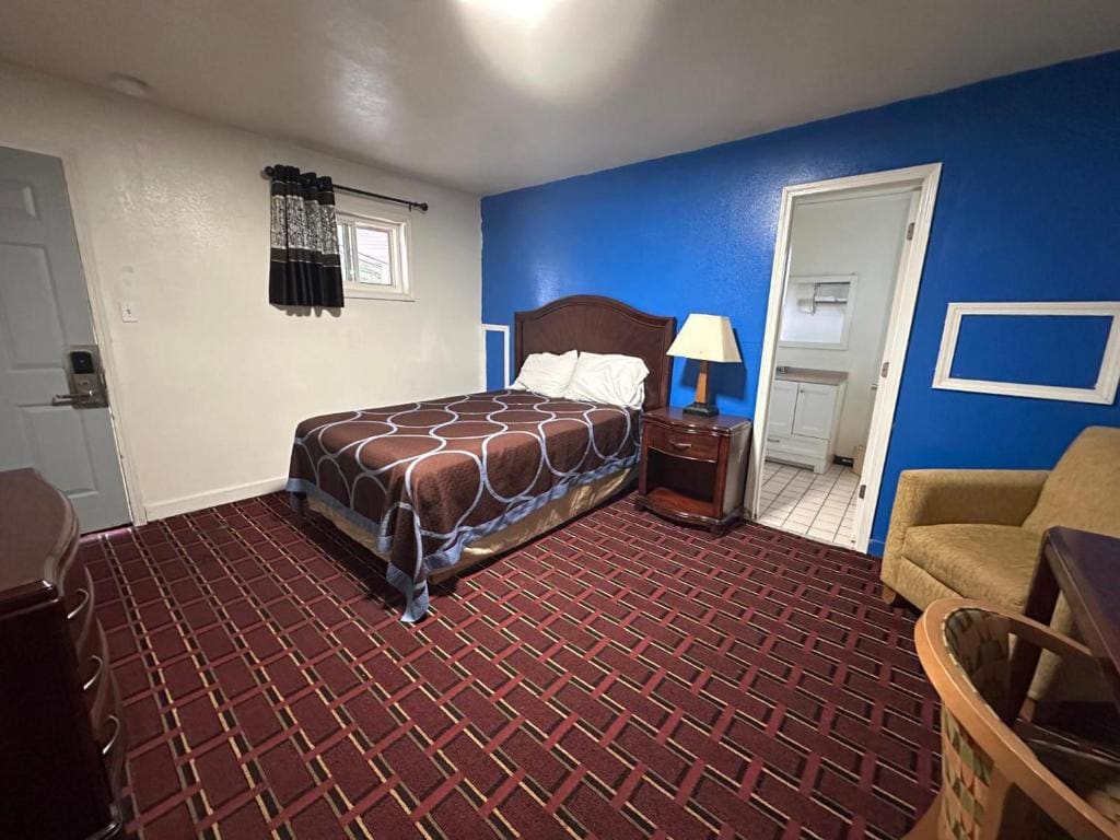 Standard Queen Room - Non-Smoking room - Image 2