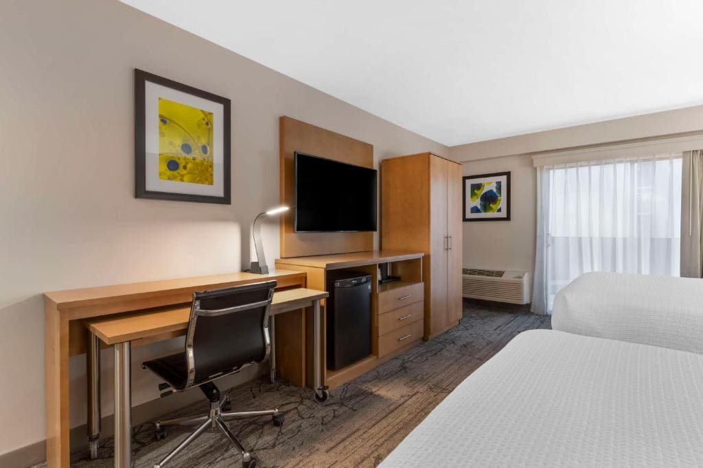 Queen Room with Two Queen Beds and Patio room - Image 3