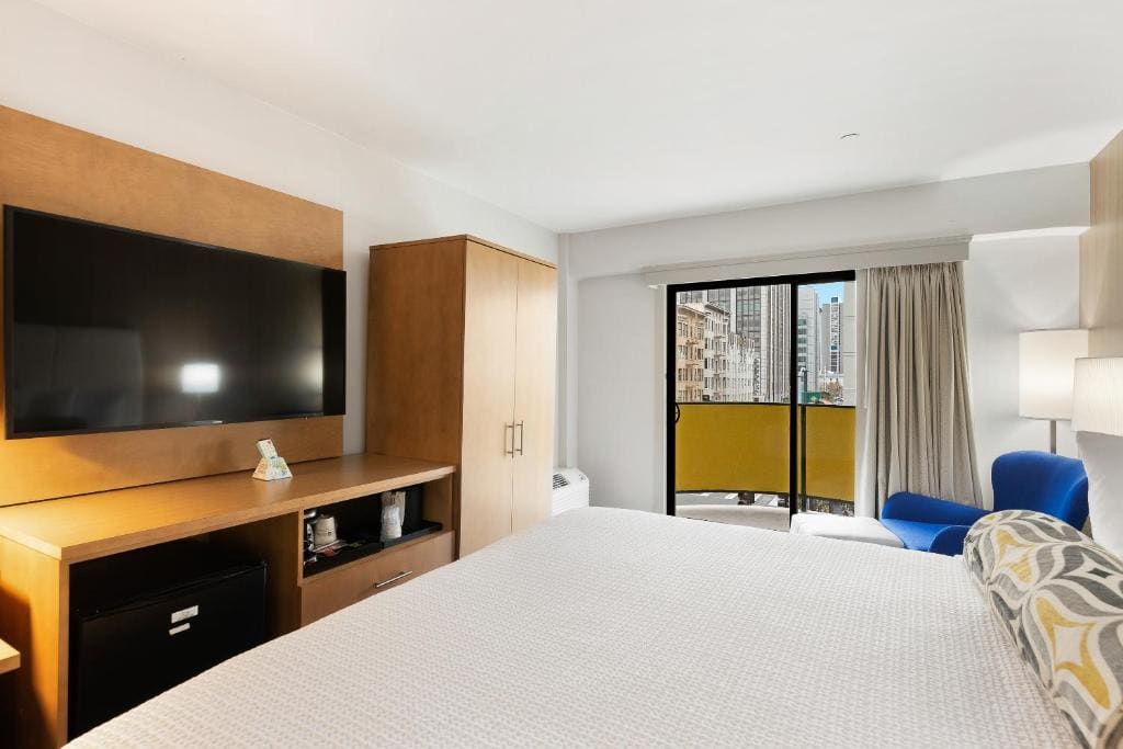 King Room with Sofa Bed and Patio room - Image 3