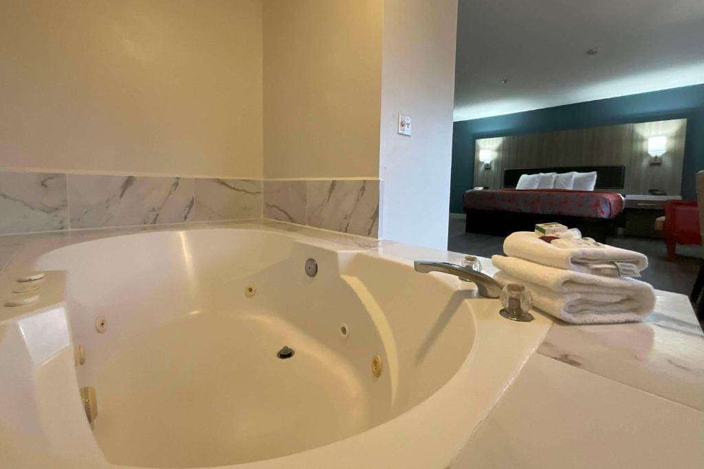 King Room with Jetted Tub - Non-Smoking room - Image 1