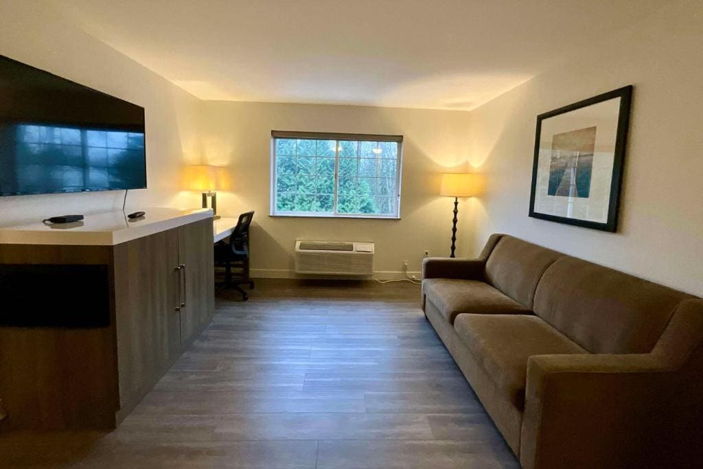 Deluxe King Suite - Non-Smoking room - Image 2