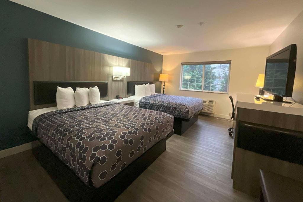 Queen Room with Two Queen Beds - Non-Smoking room - Image 1
