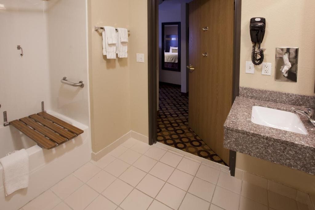 King Room with Tub w/Grab Bars and Jetted Tub - Mobility/Hearing Accessible - Non-Smoking room - Image 1