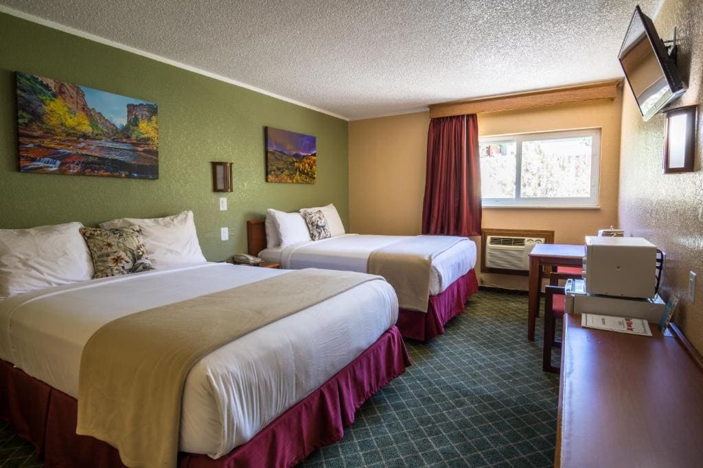 Queen Room with Two Queen Beds - Non-Smoking room - Image 2