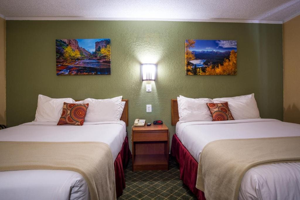 Queen Room with Two Queen Beds - Non-Smoking room - Image 3