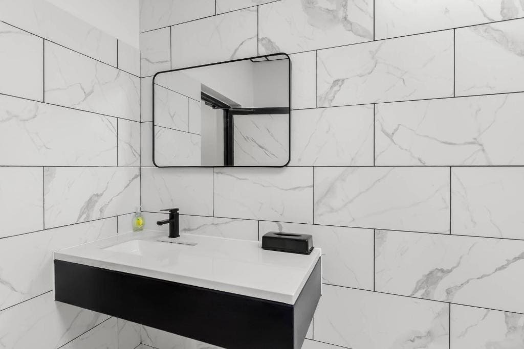 King Room with Roll-In Shower - Disability Access/Non Smoking room - Image 2