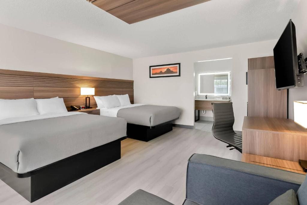 Standard Two Queen Beds Nonsmoking room - Image 1