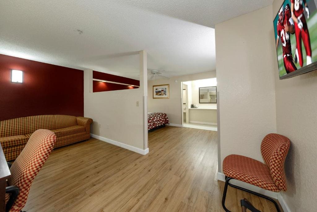 Superior King Room Poolside Non-Smoking room - Image 3