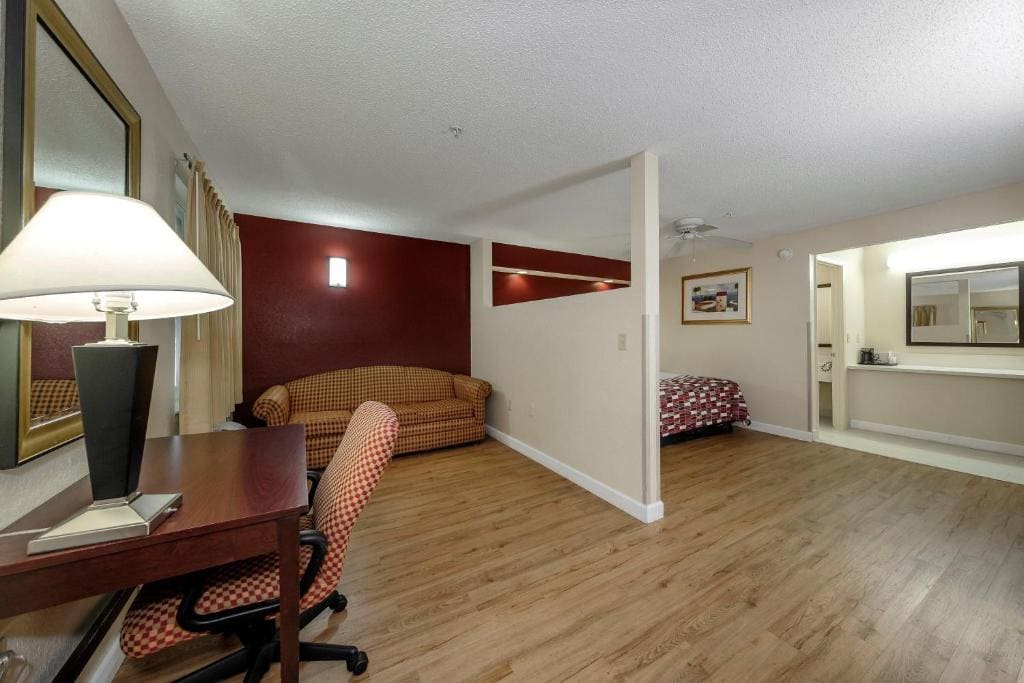 Superior King Room Poolside Non-Smoking room - Image 2