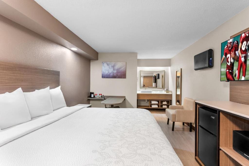Premium King Room Hypoallergenic Smoke Free (Upgraded Bedding and Snack Box) room - Image 1