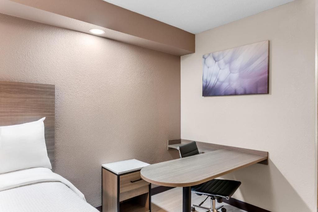 Premium King Room Smoke Free (Upgraded Bedding & Snack) room - Image 1