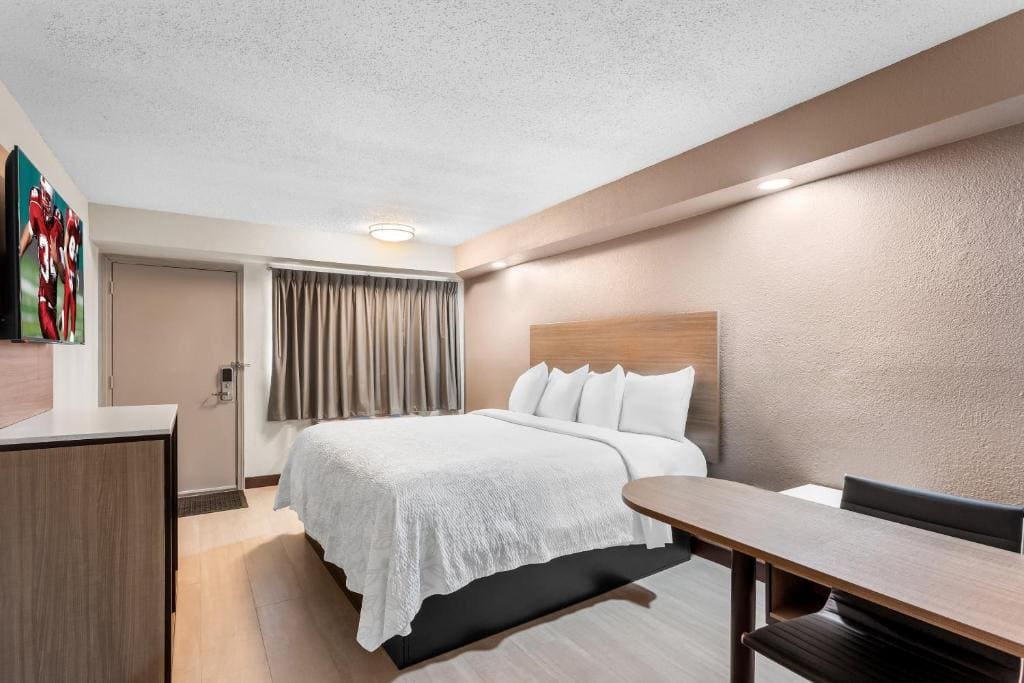 Premium King Room Hypoallergenic Smoke Free (Upgraded Bedding and Snack Box) room - Image 2