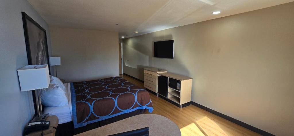 King Room with Bath Tub - Mobility Accessible/Non-Smoking room - Image 3